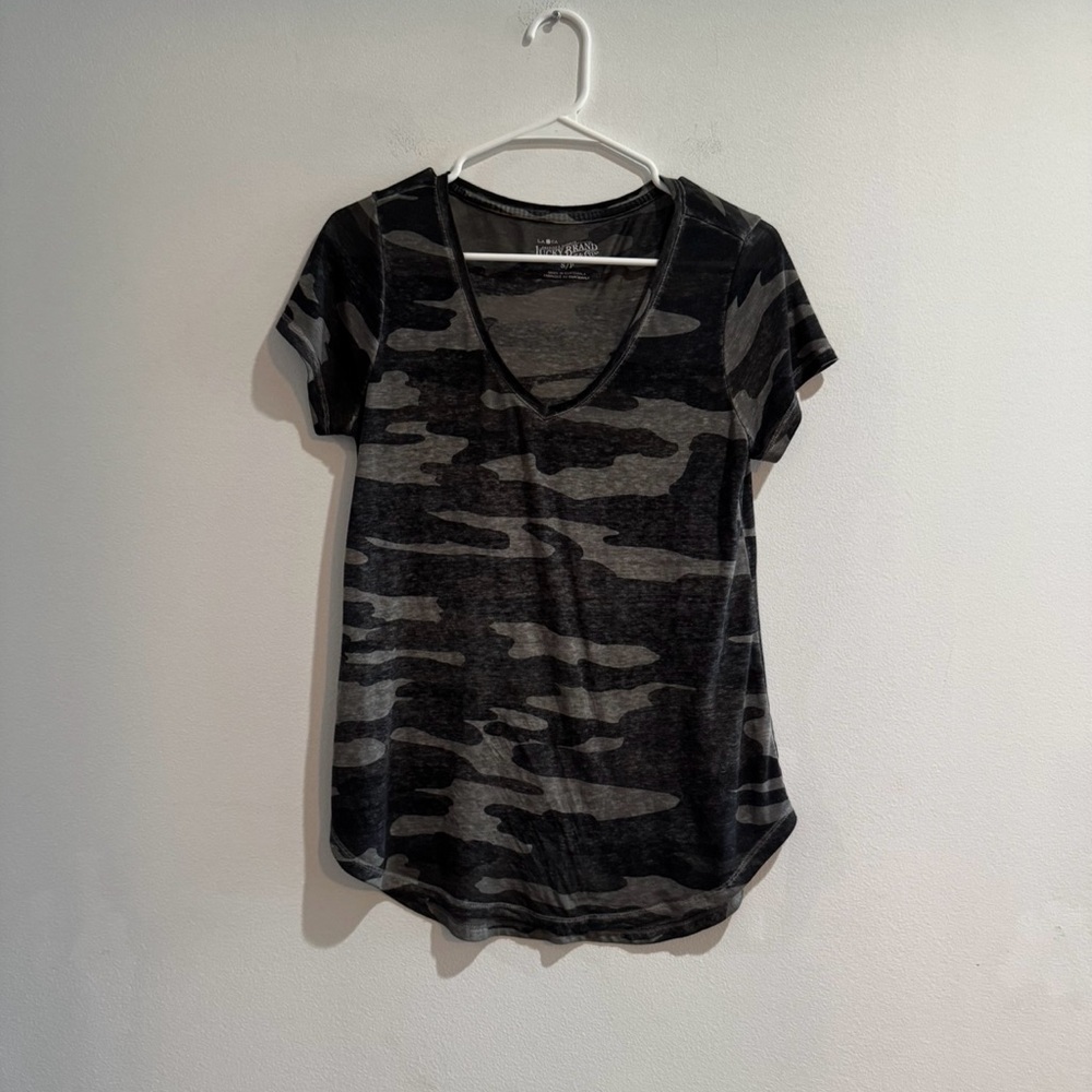 Lucky Brand Black Gray Camo V Neck Tee Small Super Soft
